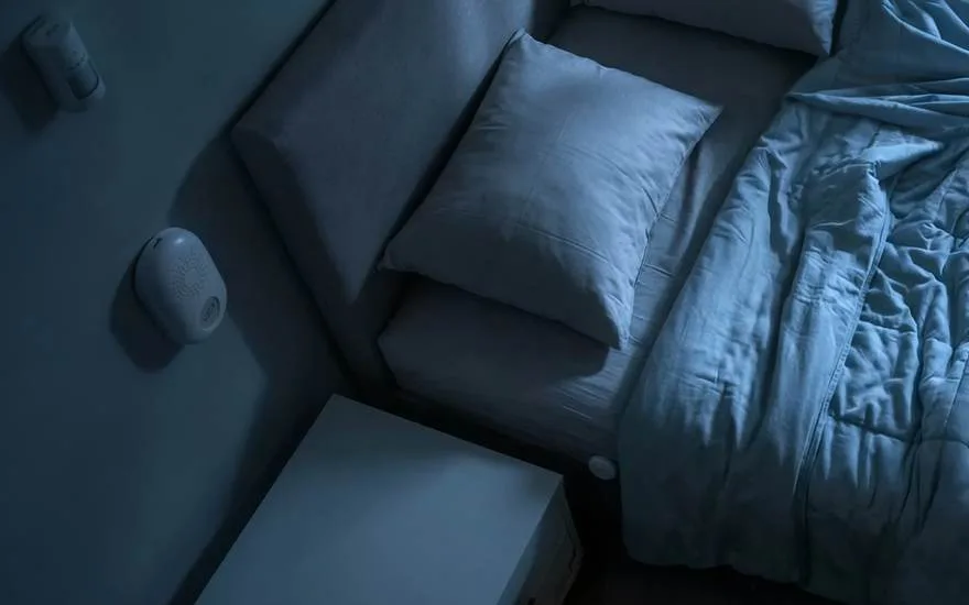 Empty bed at night – bed sensor, motion sensor and console on the wall
